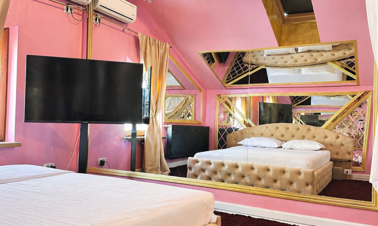Deluxe room PINK 10 cu jacuzzi
