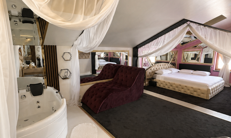 Deluxe room PINK 10 cu jacuzzi