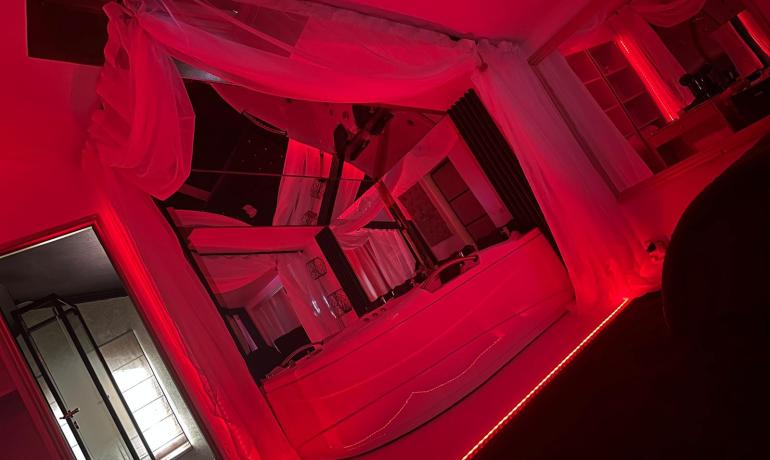 Deluxe room PINK 10 cu jacuzzi