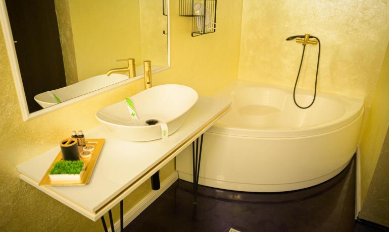 Deluxe room PURPLE 6 cu balcon si bara de dans